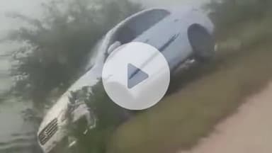 బీబీ నగర్: జైనాపల్లిలో చెరువులోకి దూసుకు వెళ్లిన కారు తప్పిన ప్రమాదం