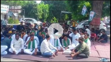 इटावा: सदर तहसील क्षेत्र के कलेक्ट्रेट परिसर में भारतीय किसान यूनियन भानु गुट के लोगों ने पुलिस कार्यशैली को लेकर किया प्रदर्शन