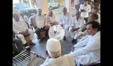 खेकड़ा: राष्ट्रवादी नवनिर्माण दल के जिलाध्यक्ष ने खेड़ा हटाना में दूध पीने से बच्चे की मौत मामले में परिजनों को बंधाया ढांढस