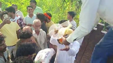 इटावायमुना नदी से बाढ़ से पीड़ित लोगों को  ग्राम जुहाना में पूर्व प्रतापनेर प्रधान रमेश राजपूत ने खाने की सामग्री बाटी