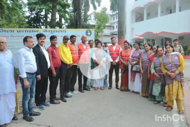 बेगूसराय: समाहरणालय परिसर से DM ने बाढ़ पीड़ितों के लिए रेड क्रॉस सोसाइटी के सामग्री वाहन को हरी झंडी दिखाई