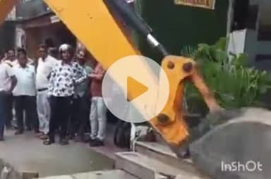 हरिद्वार: DM के आदेश के बाद रानीपुर मोड़ और आसपास की सड़कों पर फुटपाथ कराए जा रहे खाली, विरोध के बीच अतिक्रमण पर गरजी जेसीबी