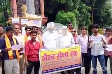 हरिद्वार: सरकारी अस्पताल में हुई मौतों पर भैरव सेना संगठन का गुस्सा फूटा, देवपुरा चौक पर फूंका CMO का पुतला