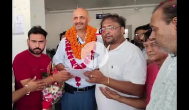 खेकड़ा: दिल्ली-सहारनपुर रेल मार्ग पर टिकट चेकिंग और नवरात्र स्पेशल चलाने की मांग को शामली में DRM को सौंपा ज्ञापन