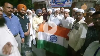 रामपुर: बुधवार को शाहबाद गेट से जमीयत उलेमाए हिंदू ने पंजाब बाढ़ पीड़ितों के लिए राहत सामग्री की तीन गाड़ियां रवाना की