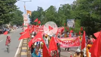 सासाराम: सासाराम में मजदूर-किसान एकता के नारों से गूंजा, एआईकेएमकेएस के राष्ट्रीय सम्मेलन में सरकार की नीतियों पर साधा निशाना