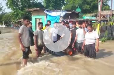 बाह: बटेश्वर में बाढ़ के दौरान मरीज का ऑक्सीजन सिलेंडर खत्म, समय पर मदद से मिली राहत