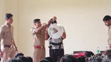 खेरागढ़: चीत फायर बिग्रेड स्टेशन पर धुएं में ऑक्सीजन सिलेंडर के प्रयोग के बारे में युवाओं को दिया गया प्रशिक्षण