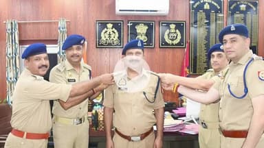 रामपुर: बुधवार को सिविल लाइन क्षेत्र स्थित कार्यालय पर पुलिस अधीक्षक ने दो पुलिस अधिकारियों को पदोन्नति देकर किया सम्मानित