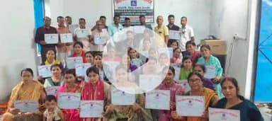 उचकागांव: उचकागांव के बीआरसी भवन में प्रशिक्षण के बाद शिक्षकों को दिया गया प्रशिक्षण पत्र