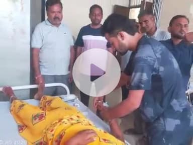 बाह: बाढ़ में फंसी महिला की बिगड़ी तबीयत, बटेश्वर चौकी प्रभारी ने अस्पताल पहुँचाया