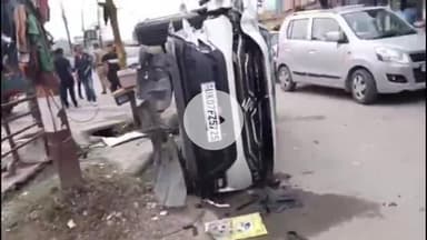 देहरादून: मंगलवार देर शाम बंगाली कोठी चौक पर अनियंत्रित कार पलटी, मची अफरातफरी