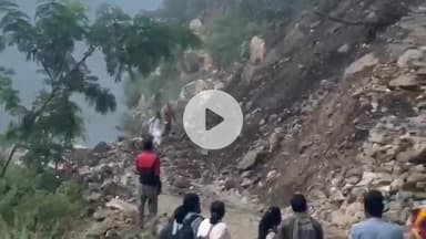 डुंडा: नालूपानी के पास जान जोखिम में डालकर आवाजाही कर रहे लोग