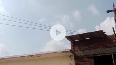 नौगावां सादात: घर के बराबर से गुजर रही बिजली की एलटी लाइन से ग्रामीण परेशान, हटवाने की मांग