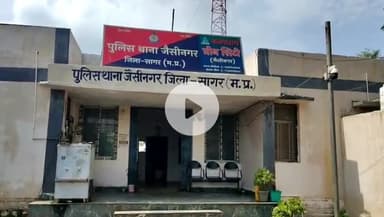 जैसीनगर: जैसीनगर थाना प्रभारी शशिकांत गुर्जर की कार गाय को बचाने में पलटी, हादसा