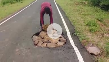 बटियागढ़: महुआखेड़ा मार्ग पर सड़क पर हुआ बड़ा गड्ढा, जिम्मेदारों ने नहीं ली सुध, राहगीर ने दूर किया खतरा