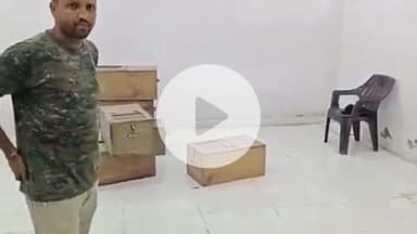 रूड़की: खंजरपुर के एक बंद मकान में वन विभाग की टीम ने छापा मारकर भारी मात्रा में कोबरा और अन्य खतरनाक सांप किए बरामद