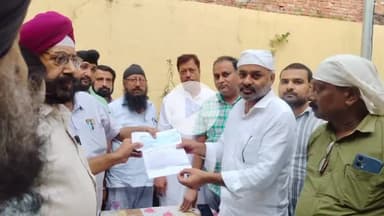 उतरौला: उतरौला में समाजसेवी डा. एहसान खान ने पंजाब के बाढ़ पीड़ितों के लिए उतरौला सिंह सभा के माध्यम से पहुंचाई सहयोग राशि