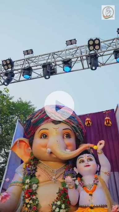 "अविस्मरणीय पल —
जब स्वयं भगवान अपने भक्तों से मिलने उनके पास आते हैं,
और पूरा शहर एक उत्सव में डूबा हुआ होता है।
गणपति बप्पा की भव्य झांकी और प्रतिमा के विसर्जन के अवसर पर,
शहर को एक खुशनुमा माहौल देने का