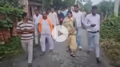 पूरनपुर: ट्रांस शारदा क्षेत्र में बाढ़ पीड़ितों से मिलीं सपा नेत्री आरती महेंद्र