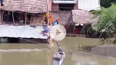 इटावा: यमुना नदी का रौद्र रूप जारी, खतरे के निशान से एक मीटर ऊपर, सात गांव प्रभावित, तोड़ा गांव में लोग छतों पर पहुंचे