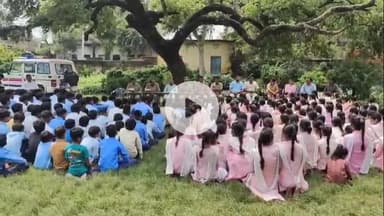 नौगावां सादात: नौगांवा में साइबर अपराध व यातायात जागरूकता हेतु पुलिस की पाठशाला का आयोजन