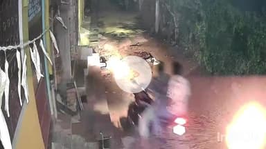 मुंगेर: मकससपुर गली नंबर 3 में बाइक सवार चार अपराधियों ने एक घर पर की फायरिंग, सीसीटीवी में कैद