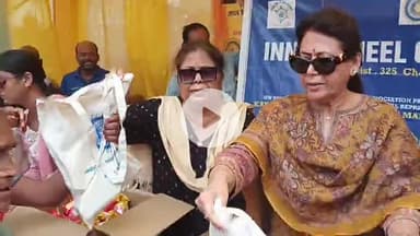 इनर व्हील क्लब ऑफ गया  द्वारा पितृपक्ष मेला अक्षयवट में सेव,केला,ओoआरoएसo पाउडर,घोल बिसलेरी बोतल पानी का वितरण किया गया