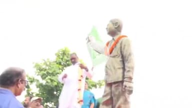 नामकुम: नामकुम स्थित दुर्गा सोरेन स्मारक पर मुख्यमंत्री ने पूर्व विधायक स्व. दुर्गा सोरेन को श्रद्धांजलि दी