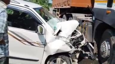 इटावा: चौबिया इलाके के अंतर्गत इटावा-बरेली मार्ग पर नगला हरजू के सामने कंटेनर की टक्कर से 4 लोग घायल, पुलिस ने भेजा अस्पताल