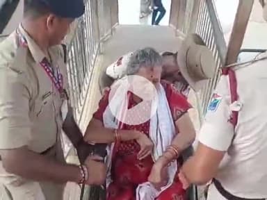 गया टाउन सीडी ब्लॉक: पितृपक्ष मेला: गयाजी पहुंच रहे वृद्ध श्रद्धालुओं को RPF टीम व्हीलचेयर पर बिठा जंक्शन से बाहर ले गई, दिखा सेवा भाव