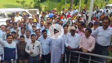 रामपुर: गुरुवार को कलेक्ट्रेट में शिक्षकों ने TET के विरोध में प्रदर्शन किया, PM के नाम प्रशासन को ज्ञापन सौंपा