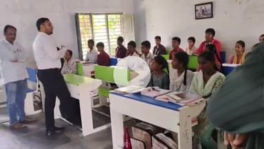 చింతలపాలెం: చింతలపాలెం మండల కేంద్రంలో జడ్పీ ఉన్నత పాఠశాలలో ఉపాధ్యాయ అవతారమిత్తిన జిల్లా కలెక్టర్ తేజస్