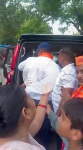 मथुरा /अखिल भारत हिंदू महासभा मथुरा की टीम द्वारा बाढ़ पीड़ितों को खाने के पैकेट बांटे l
 जिला अध्यक्ष ज्योति चतुर्वेदी