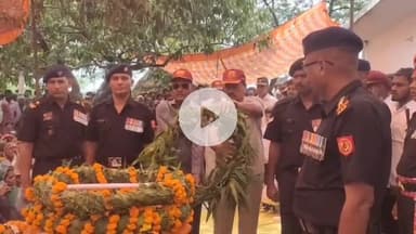 इटावा: नवलपुरा चौबिया निवासी आर्मी जवान को ट्रेन से कटकर शहीद होने के बाद गार्ड ऑफ ऑनर के साथ नम आंखों के बीच दी गई अंतिम विदाई