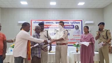 सिमडेगा: सिमडेगा पुलिस ने नगर भवन में कार्यक्रम आयोजित कर 67 गुमशुदा लोगों और खोए हुए मोबाइल का वितरण किया