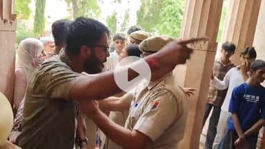 बीकानेर: कांग्रेसी पार्षदों ने सड़क और सीवरेज जैसी मूलभूत सुविधाओं को लेकर निगम कार्यालय के बाहर किया विरोध प्रदर्शन