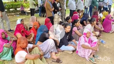 भीलवाड़ा: सांगवा सरपंच एवं उनके परिवार पर हुए जानलेवा हमले का विरोध, ग्रामीणों ने कलेक्ट्रेट कार्यालय पर किया प्रदर्शन