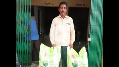 मंझनपुर: सुल्तानपुरवारी की 78 वर्षीय बुजुर्ग महिला की फरियाद पर डीएम ने दिखाई संवेदनशीलता, घर तक पहुंचाई गई खाद