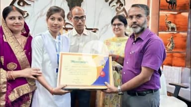 गिरिडीह: उपायुक्त ने डीसी ऑफिस में 12वीं सीबीएसई और जैक बोर्ड परीक्षा में टॉप करने वाले छात्रों को किया पुरस्कृत