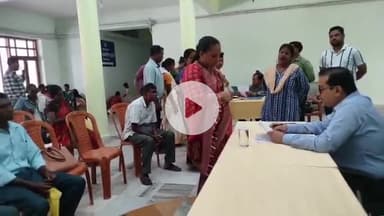 सिमडेगा: डीसी के निर्देश पर समाहरणालय के बाहर अपर समाहर्ता ने लगाया जनता दरबार