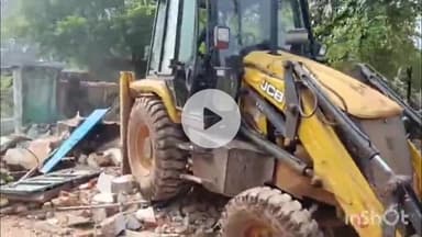 दुर्ग: कुम्हारी रेलवे स्टेशन के पास रेलवे बस्ती में 50 साल पुराने अवैध कब्जे पर रेलवे ने गुरुवार दोपहर चलाया बुलडोजर #jansamasy