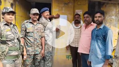 गुमला: चाकू मारने के आरोपी के घर पुलिस ने चिपकाया इश्तेहार, सरेंडर की दी चेतावनी