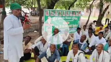 फिरोज़ाबाद: जिला मुख्यालय पर ऑल इंडिया किसान यूनियन के बैनर तले किसानों ने जमीन कब्जे के खिलाफ किया धरना प्रदर्शन