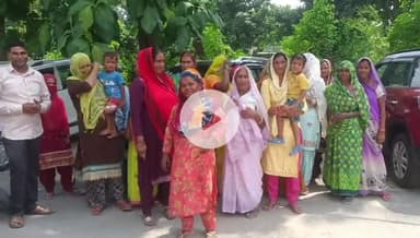 रामपुर: खंडिया गांव की दर्जनों महिलाओं ने शराब की बिक्री पर रोक लगाने के लिए जिलाधिकारी को शिकायती पत्र दिया