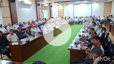 धौलपुर: जिला परिषद सभागार में शिक्षा विभाग की महत्वपूर्ण बैठक में शिक्षकों को दिए गए बेहतर शैक्षणिक कार्यों के निर्देश