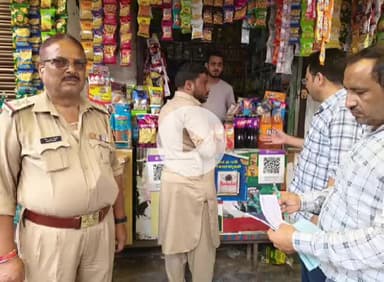 रामपुर: सिविल लाइन क्षेत्र में तंबाकू नियंत्रण प्रकोष्ठ के पदाधिकारी ने सार्वजनिक स्थान पर धूम्रपान न करने के लिए चलाया अभियान