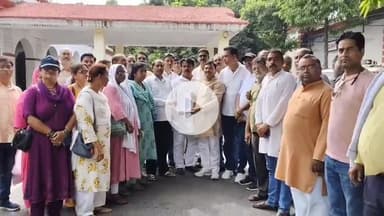 इटावा: जूनियर हाईस्कूल शिक्षक संघ ने टीईटी अनिवार्यता का किया विरोध, कलेक्टर को ज्ञापन सौंपा