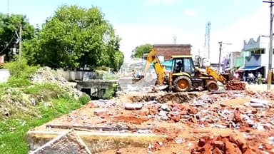 கெங்கவல்லி: நீர்நிலைகளில் கட்டப்பட்ட ஆக்கிரமிப்பு வீடுகள் இடித்து அகற்றம் ..கெங்கவள்ளி அருகே பதட்டம் போலீஸ்