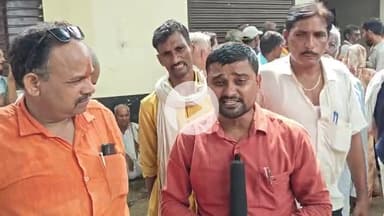 करछना: पथरहिया गांव में सहकारी समिति पर यूरिया खाद पाने के लिए किसानों में हो रही मारामारी